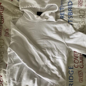 hoddie  - hoddie från hm, köpt för 199kr endast använd fåtal gånger💓