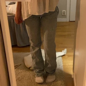 Ljusblåa jeans - Superfina jeans som tyvärr har blivit försmå. Använt några gånger men bra skick. Mid waist jeans 💕💕