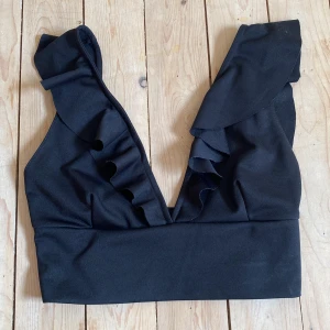 Volangtopp - Topp med volanger från Nelly. Aldrig använd. 