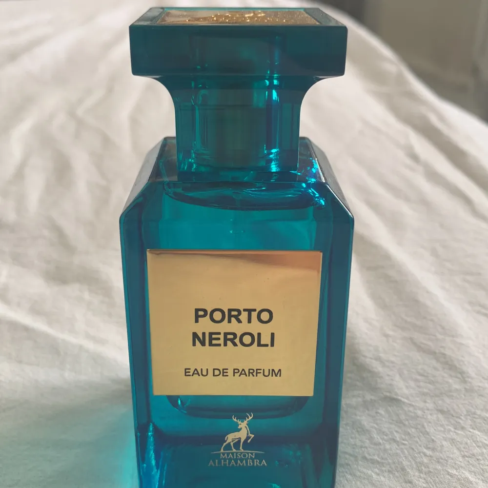 En klon av succédoften av Tom Ford: Neroli portofino! Denna akvatiska, fräscha doft är 90% identisk till Tom Ford parfymen, detta för betydligt mycket mindre pengar. 79/80 ml (enbart testad). . Övrigt.