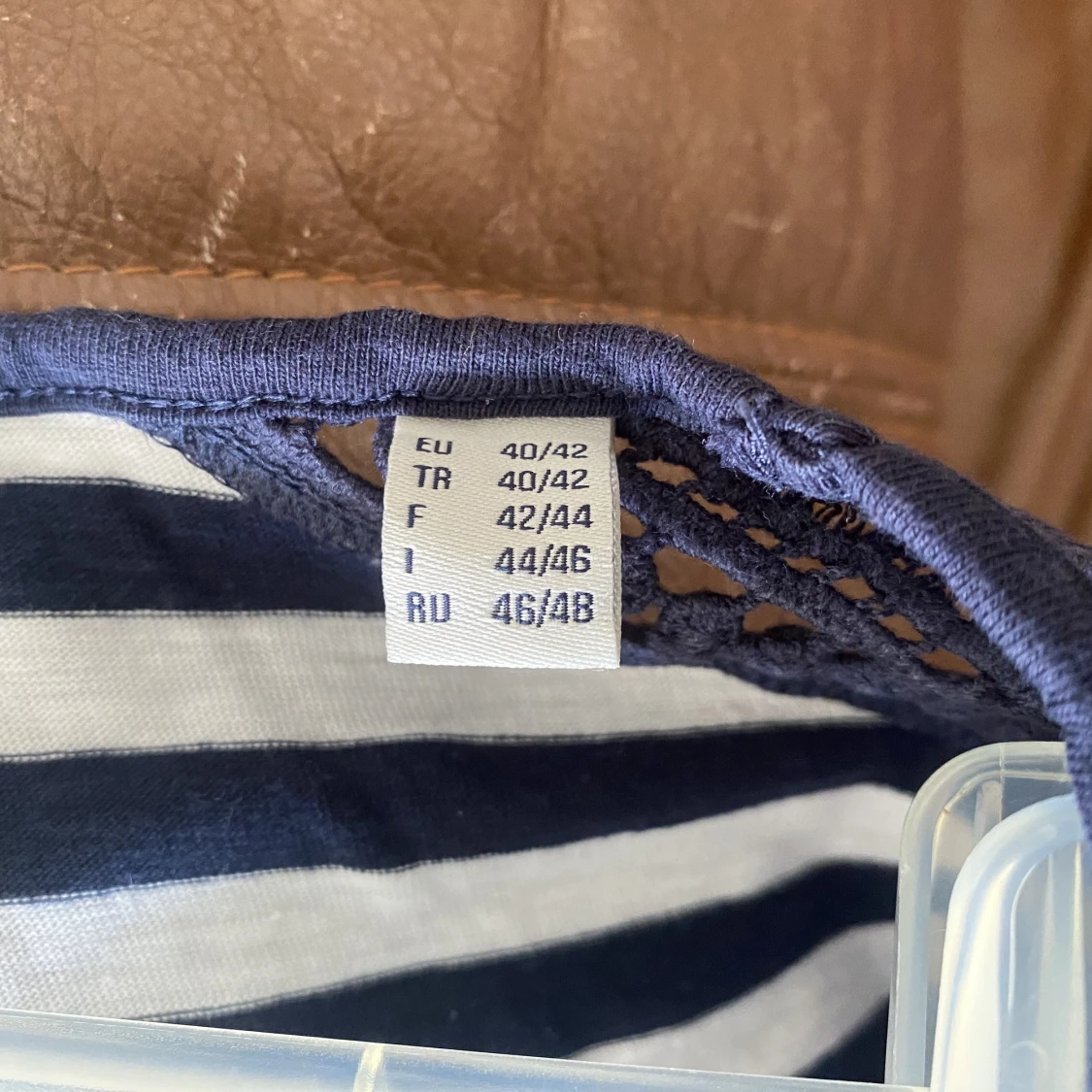 Spetstopp med mörkblåa och vita ränder - 91