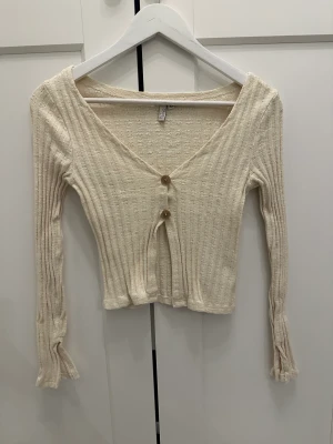 Stickad tröja  - En tunnare stickad tröja/kofta. En slits vid ärmen. Mycket bra skick. 