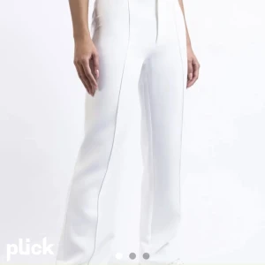 Kostymbyxor Madlady  - Vita samt vita med tunna ränder. Båda i strlk 38 och i längden Regular. Både 200:- annars 125:- styck 