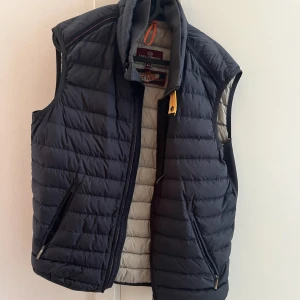 Parajumpers väst - Säljer min väst från parajumpers, använd 1 gång för ett år sedan.