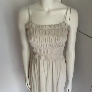 Superfin lång vit/beige klänning från H&M i storlek XS. Superskönt material med 100% bomull. Använd 1 max 2 gånger. Superfint skick. Perfekt för sensommaren och tidig höst med en kofta 🤍👗