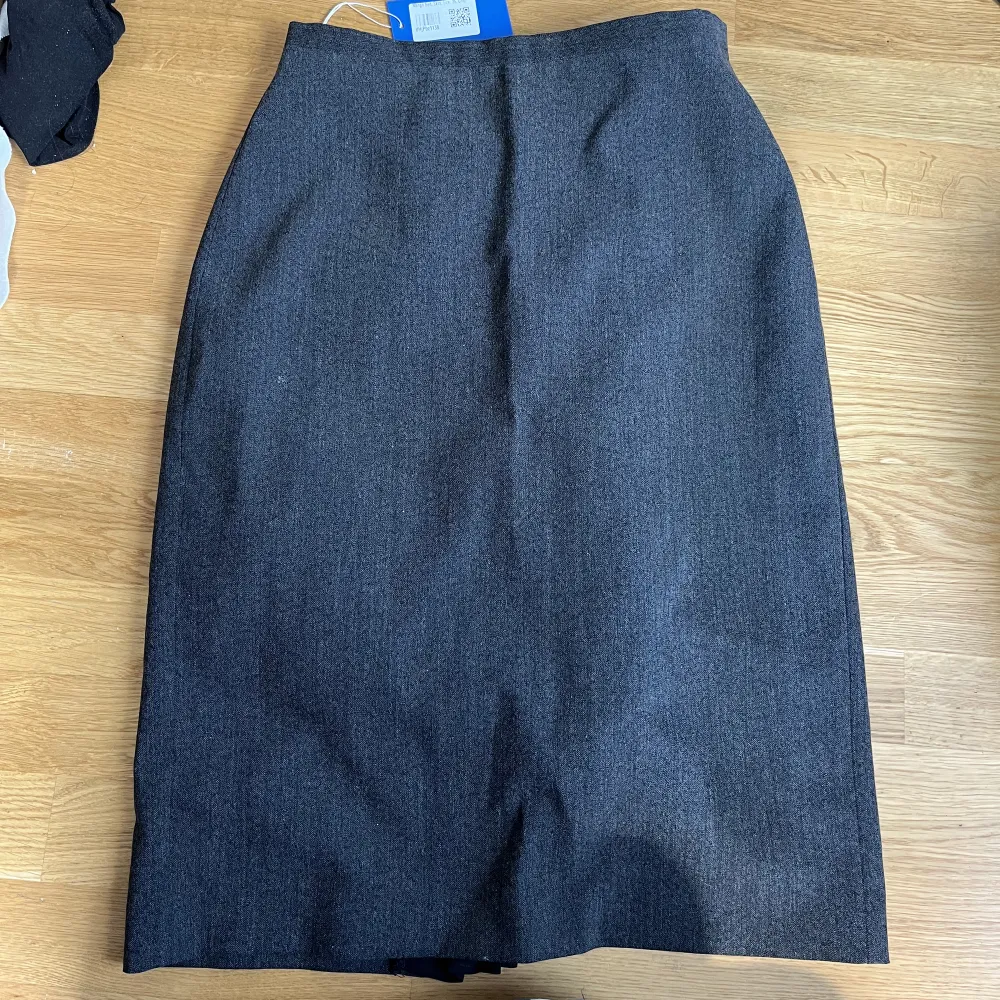 En mycket fin kjol från mango med en splitt vid benet🥰strl S/XS. Köpt från sellpy men passade ej💔Så nu säljer jag den här❤️. Kjolar.