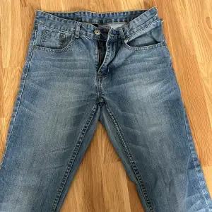 jättesnygga lågmidjade jeans i storlek 36