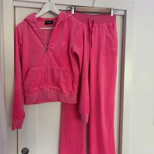 Säljer detta rosa Juicy Couture set i en rosa färg 🩷Zip hoodien är i storlek S och byxorna i XS. Köpta för 2498kr men säljer för 1250!