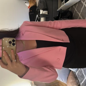Rosa kavaj  - Rosa kavaj från Gina storlek xs men passar S aldrig använd prislapp på! 