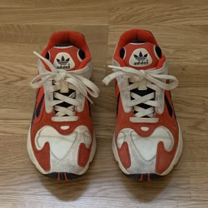Adidas Yung-1 sneakers - Skithäftiga chunky sneakers från Adidas! Älskar färgerna och modellen men tyvärr kommer dom inte till användning så ofta som jag önskar.  Bra skick. Lite smutsiga med det går bort efter tvätt! Köpta för 1150kr. 