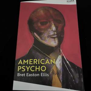 Har läst den men inga sidor är vikta Baserad på ”american psycho”filmen 