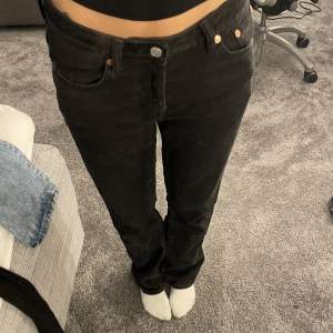 Weekday jeans i Modelen pin, säljer dom då dom är för stora och inte kommer till användning, i fint skick😊