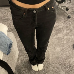 Weekday jeans  - Weekday jeans i Modelen pin, säljer dom då dom är för stora och inte kommer till användning, i fint skick😊