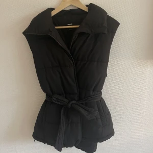 Väst - Köpte den förra året och använde typ 2 gånger så den är som ny.