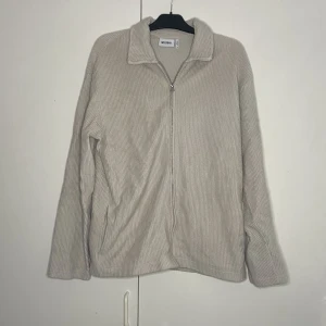 Weekday Overshirt - Weekday overshirt som knappt är använd  Storlek M, (den sitter lite större)