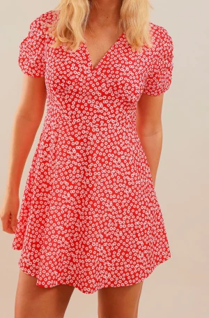 Röd gullig klänning - Klänning från Chiquelle i storlek M