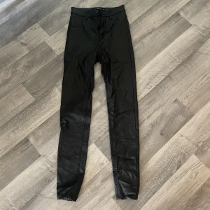 Skinnbyxor  - Säljer mina skinnbyxor då det inte är min stil mer, ganska använda och har små slitage därav det billiga priset, 100 kr INKL frakt!❤️ för fler bilder är det bara att höra av sig så fixar vi det!