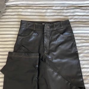 PU pants  - Snygga byxor från Zara! Raka i benen med en beige söm. 