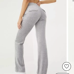 Ljusgrå juicy byxor  - Jag säljer mina ljus grå juicy byxor då jag inte använder de längre. De är i storlek Xs. Fick de i julas och har knappt använt dom så de är nästan helt nya. Inga märken eller fläckar.