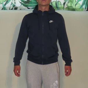 Nike zipup - Tjena! Säljer denna Nike zipup. Con 8/10. Riktigt bra skick om man bortser från slitaget på dragkedjan se bild.3.  Hör av dig vid fler frågor : )