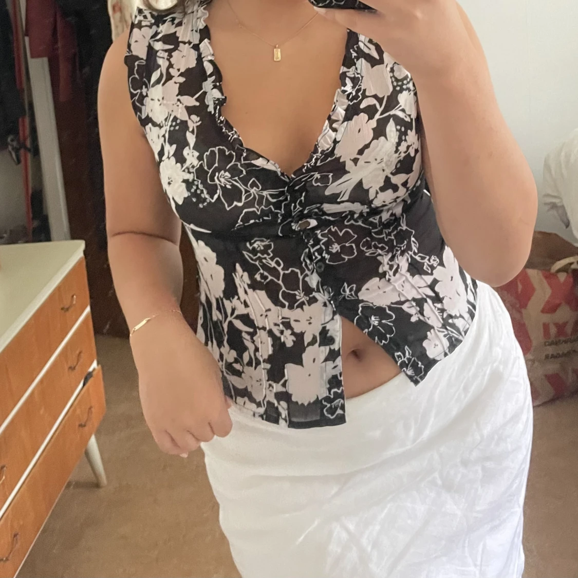 Svart blommig blus 