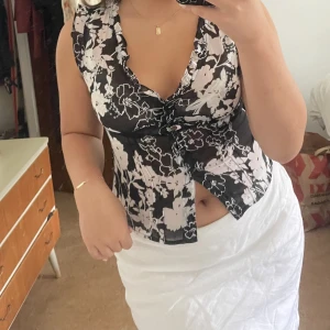 Svart blommig blus  - Skitsnygg svart blommig blus! 