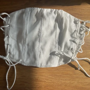 NA-KD vit skimrig topp  - Vit skimrig topp med knytband på sidan av och dragkedja på baksidan, toppen är helt oanvänd och därför i nyskick🩷💕  Frakten är inte inkluderad🩷💕  Kan mötas upp överallt i Strömstad!   Priset kan diskuteras 