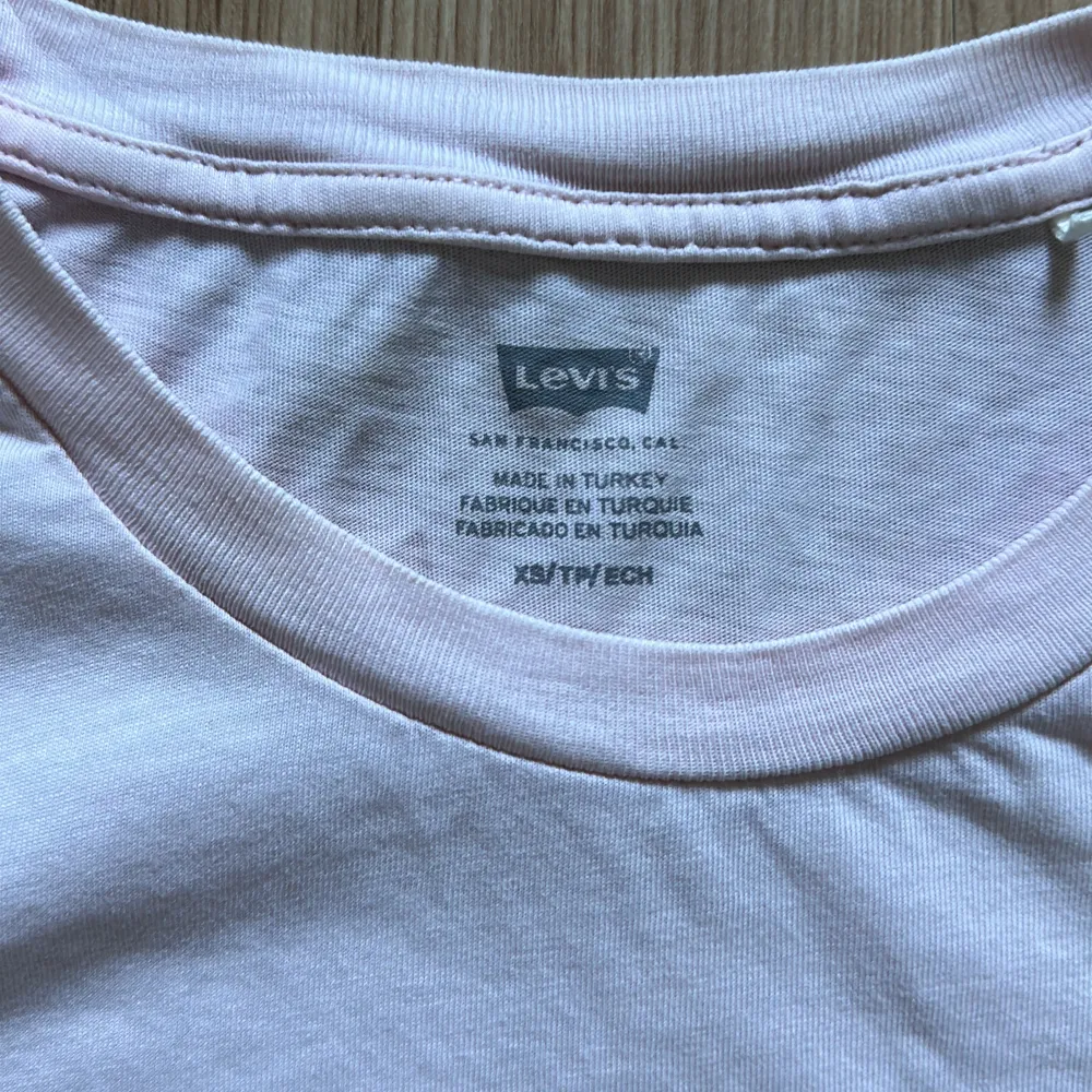 Rosa Levis T-Shirt i storlek XS. Finns några småfläckar som inte går bort vid tvätt, dock inget som förstör helhetsintrycket enligt mig.. T-shirts.