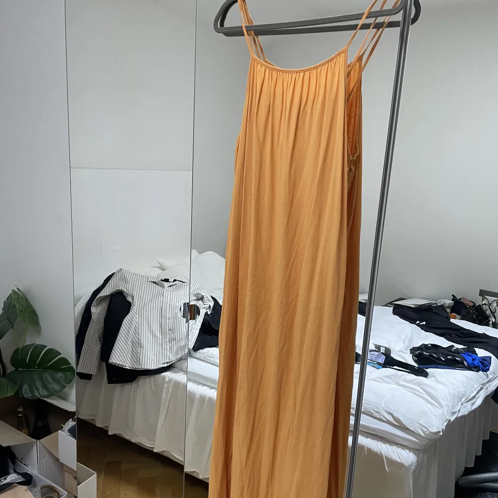 Orange långklänning från H&M i storlek S. Aldrig använd. Har superfin rygg och går hela vägen ner i golvet på mig som är 176cm! 🤍 . Klänningar.