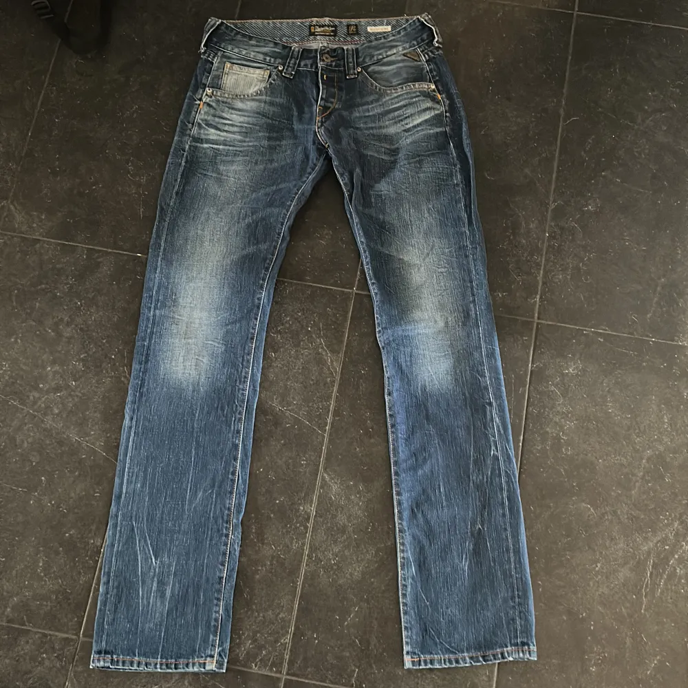 Jag säljer mina lågmidjade jeans ifrån replay i storlek S då dom inte passar. Jeans & Byxor.