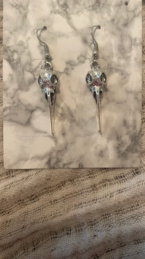 Egengjorda örhängen  - Superfina egengjorda örhängen i silver, dessa är superfina och passar till allt! 89kr och 20kr för ej spårbarfrakt❤️