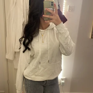 Vit hoodie - Vit hoodie. Xxs men väldigt oversized som man ser så skulle även passa XS/S/M. Jätteskön, kommer dock ej till användning eftersom jag har 2. Pris kan diskuteras! 