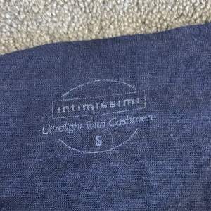 Lång ärmad tröja i  kashmir från Intimissimi. Använd 5 gånger. Köpt förra året. Köparen står för för frakt 🚚