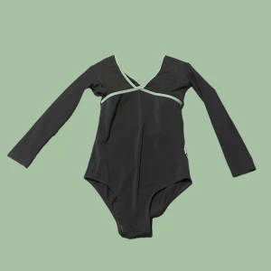 Balettdräkt - Underbar dräkt från det fina italienska märket diverso dancewear. Handmade och beställd från Italien. Tyvärr för liten för mig:( storlek s men skulle säga snarare xs. Helt oanvänd och ny med prislapp!!!🩰💚🫶