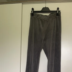 Byxor Gina Tricot  - Sköna byxor från Gina Tricot storlek xs,   snöre saknas och är sömar som släpt  Finns hund och katt i hemmet och kan förekomma hår på plagget🥰  150+ frakt eller bud med rätt att neka  