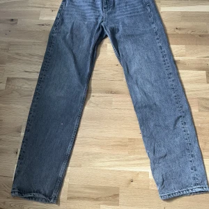 Mörk gråa jeans  - Snygga mörk gråa högmidjade raka jeans från Gina tricot, dom är välanvända och nötta nere vid fötterna Midjemått: 35cm Innerbensmått: 79cm