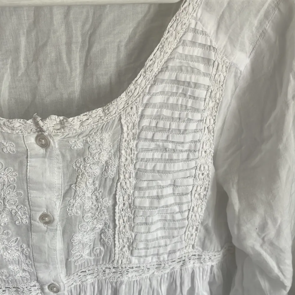 Säljer denna JÄTTEGULLIGA vita blusen med ett så fint mönster. Köpt secondhand men är från märket smilla, storlek S. Jättebra skick och inga som helst defekter💓💓. Blusar.
