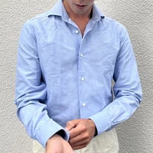 Finskjorta herr - Superfin ljusblå finskjorta från exklusiva italienska märket Barba Napoli! Handsydd, nypris 2900 kr. Knappt använd. Storlek S/M, eller ”39” som det står på den. 