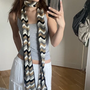 stickad halsduk - jättesöt lång stickad halsduk/scarf, nyskick! 
