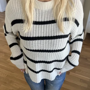 Stickad tröja - Säljer min superfina stickade tröja som inte kommer till användning. Perfekt nu till skolstarten och hösten❤️