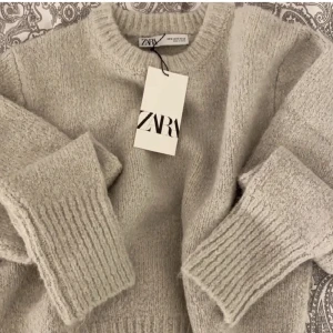 Beige stickad från Zara - Jättefin och skön beige tröja i storlek M från Zara, perfekt till hösten.💕💕 Den passar allt mellan xs-m beroende på hur man vill att den ska sitta🫶🏼. Använd max 5 gånger. Hör gärna av dig om det är något du undrar över💕(2 första är inte mina bilder)