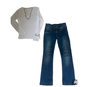 Outfit m. Jeans, tröja, halsband & armband  - Enkel outfit säljes för 300 kr allt inkluderat.  Styck produkt strl pris: jeans m 100 kr, tröja m 50 kr Halsband 100 kr Armband 100 kr 