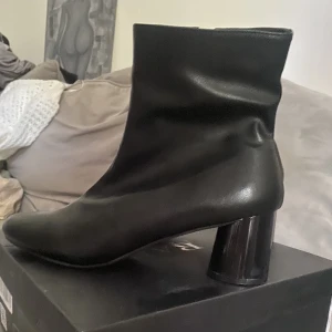 Stövletter  - Snygga svarta stövletter från Raid London. Endast testat men andra använt ute då jag tyvärr inte fått tillfälle! Köpta för 650kr. Klackhöjd: 6 cm🌟