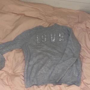 as gullig tröja💗🙌 - Tröjan är i strl S, dvs lite stor för mig. Den är otroligt skön och mysig. Denna säljs pga att den är lite förstor för mig. Endast använd ca 2 ggr🙌 köp sker genom ”Köp nu” men låt mig veta innan du köper den❤️‍🔥