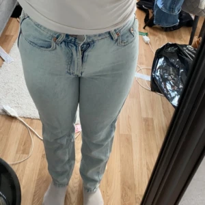 Jeans  - Ljusblåa högmidjade jeans! Använda några gånger men fina💙