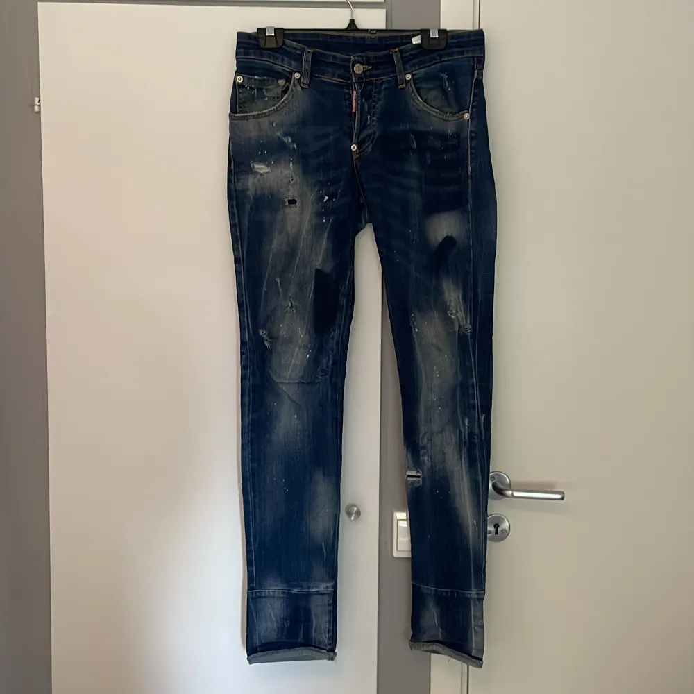 Säljer mina Dsquared2 Jeans som har blivit för små. Det står att byxan är slim men det känns inte. Dom sitter inte så tajt vilket jag tyckte var skönare och mycket snyggare! Mycket bra skick!. Jeans & Byxor.