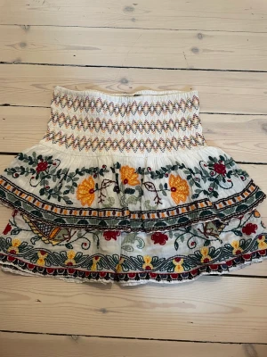 Zara kjol - En vit zara kjol med fibt broderat mönster, i storlek XS men skulle säga att dne passar för folk som har storlek S också. Använd några få gånger men ändå i väldigt bra skick. Kostar 270 kr