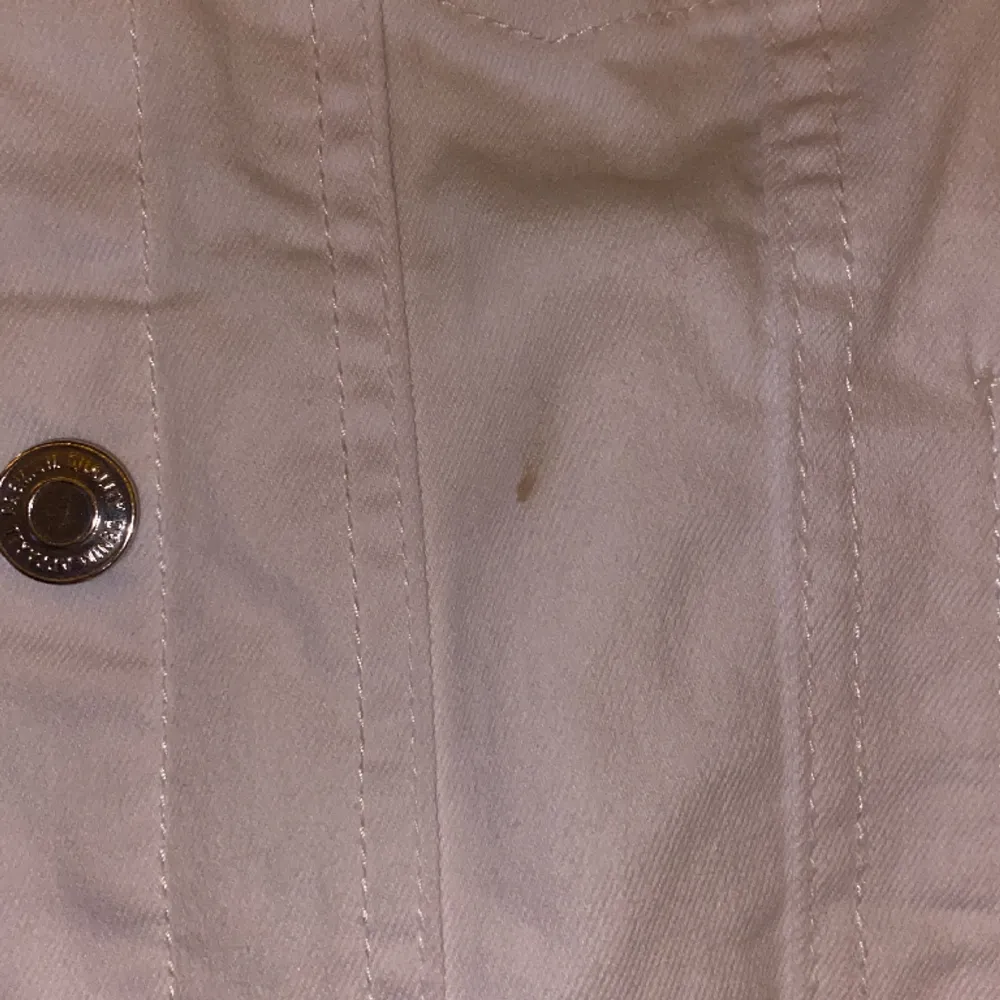 En vit jeansjacka från Vero Moda i storlek S. Använd några gånger och har en liten fläck på framsidan, men utöver det fortfarande väldigt fräsch! . Jackor.