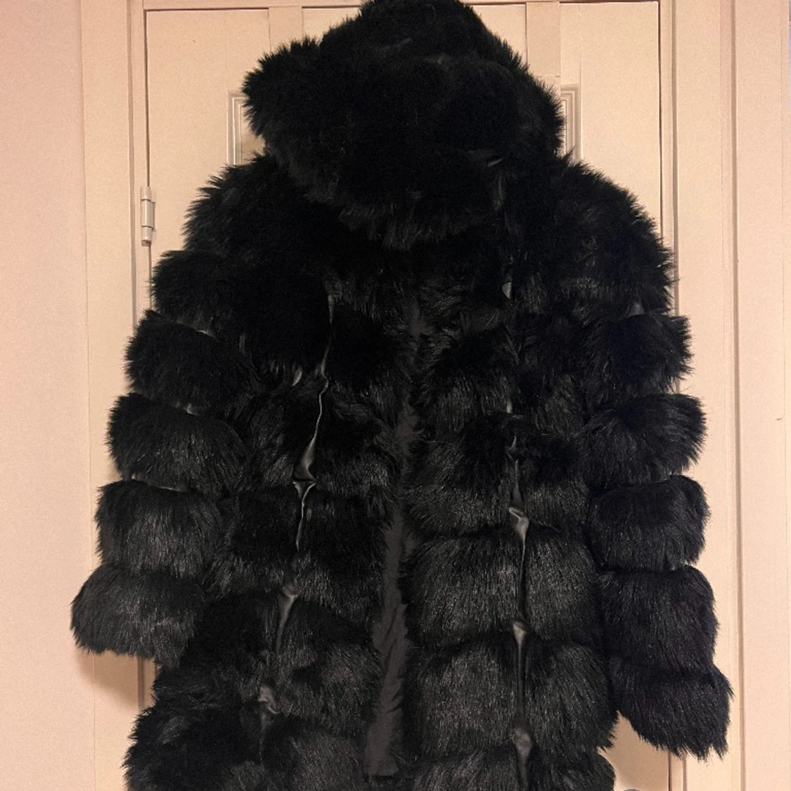 Svart fuskpäls kappa - 90