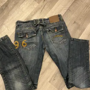 Dessa jeans passar för de som har storlek xs/s eller 32/34. Vet ej vart de kommer ifrån tyvärr.